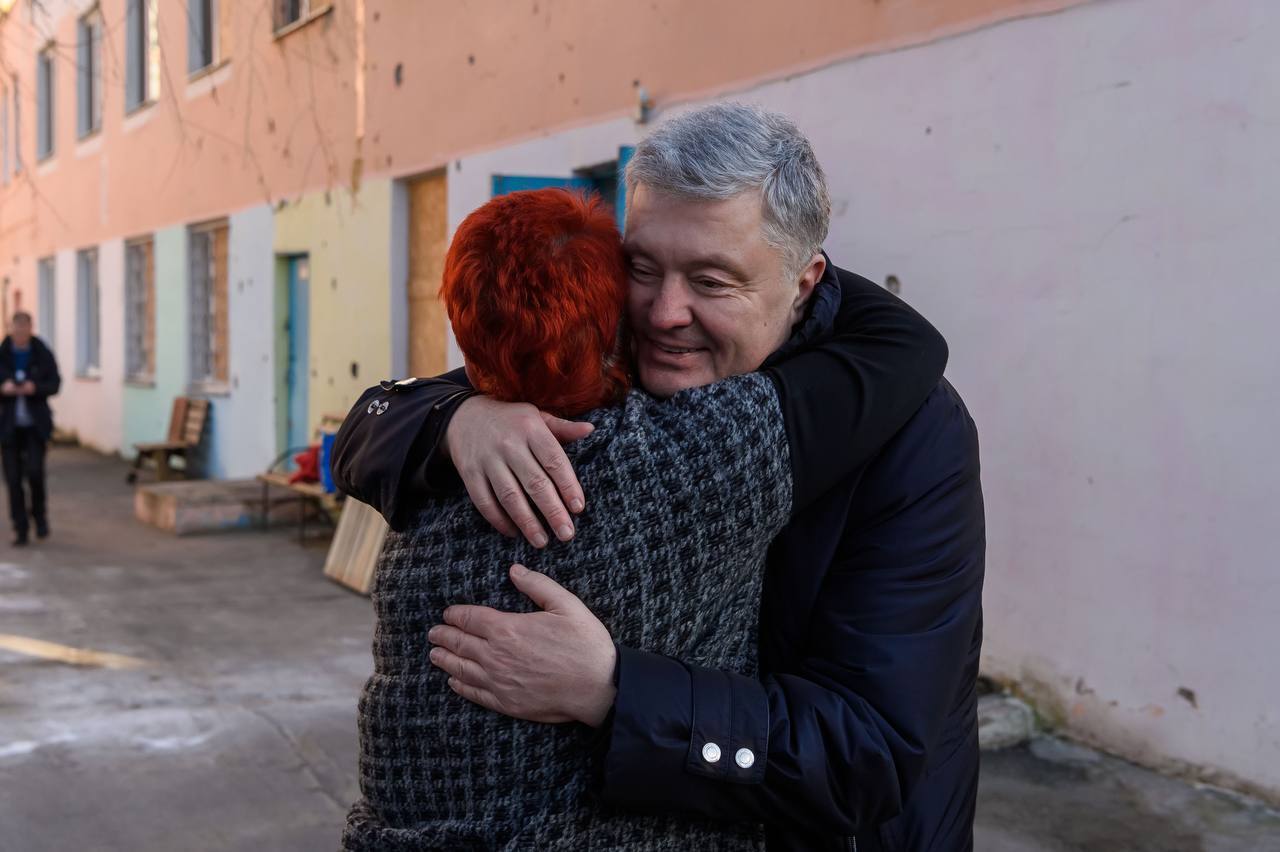 Порошенко: рік тому в Херсоні відкрилась волонтерська пекарня, яка працює попри обстріли росіян