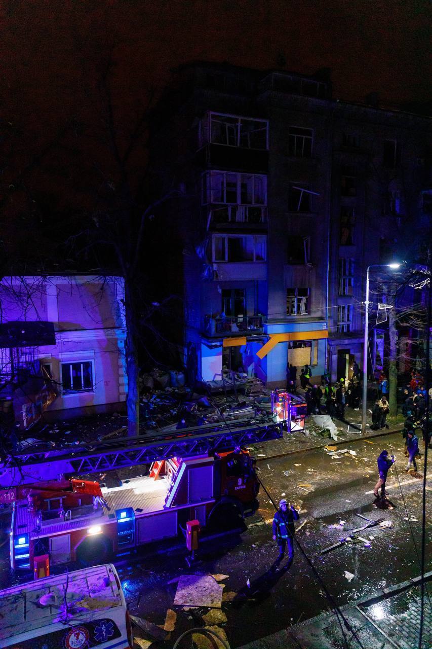 Войска РФ ударили по гостинице, жилым домам и админзданиям в центре Харькова: много раненых. Все детали