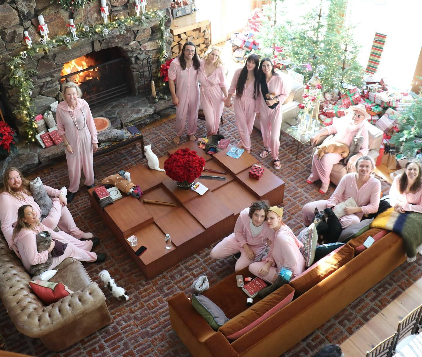 Деми Мур устроила "розовую" вечеринку на Рождество, но ее забросали вопросом: где Брюс Уиллис?
