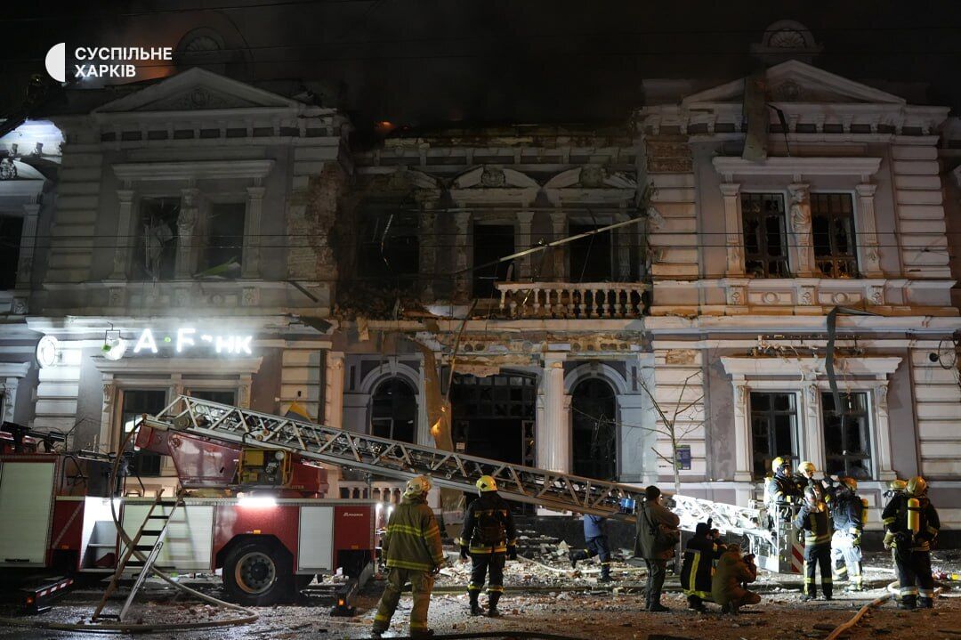 У Харкові знову чули вибухи: місто атакували ворожі БПЛА, є прильоти у житлові будинки. Фото