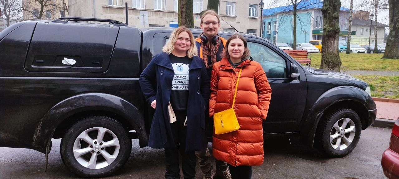 Святослав Романчук возле автомобиля, который купили волонтеры