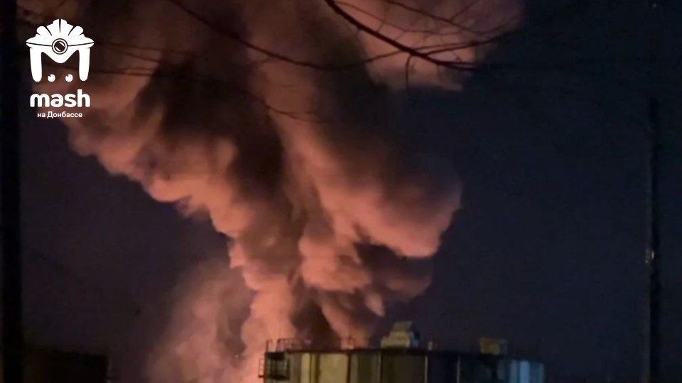 Окупанти поскаржилися на атаку дронів на нафтобазу в Луганську: спалахнула потужна пожежа. Фото і відео