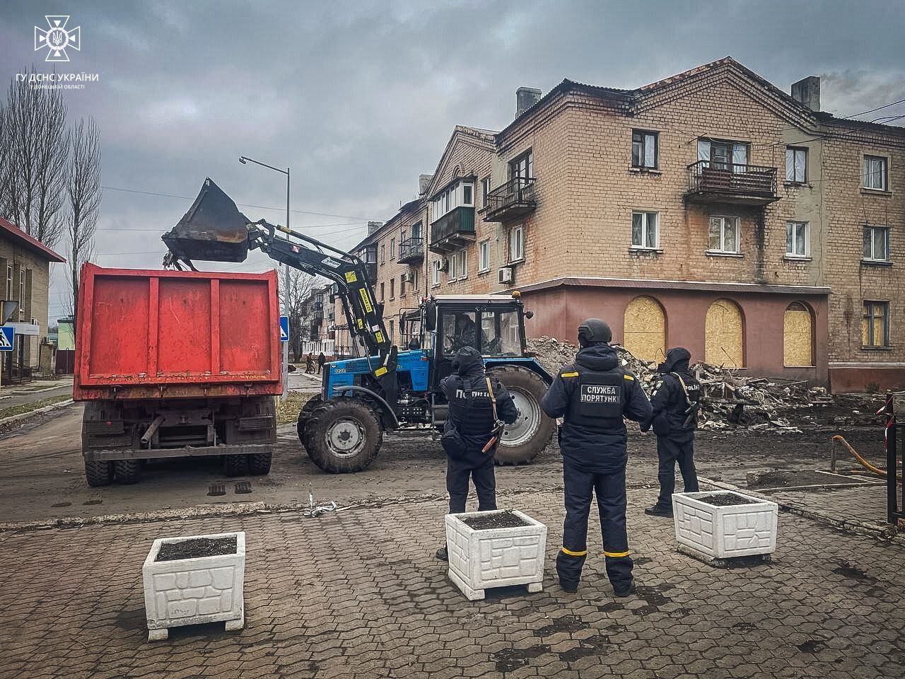 З-під завалів будинку в Новогродівці на Донеччині дістали тіло 8-річної дівчинки: пошукові роботи тривають