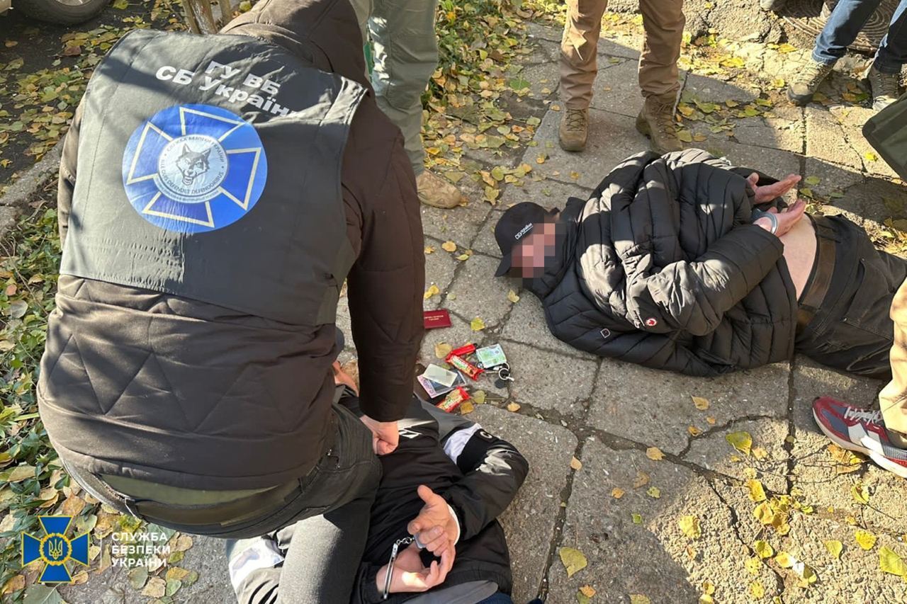 Видавали себе за правоохоронців: СБУ викрила на Одещині рекетирів, які обкладали "даниною" ухилянтів. Фото 