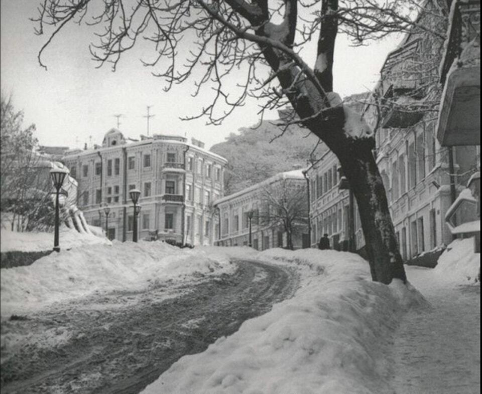 Сугробы и нечищеные дороги: в сети показали, как выглядел Андреевский спуск зимой в 1970-х годах. Фото