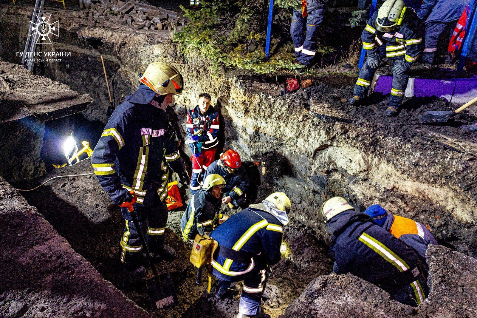 У Харкові стався зсув ґрунту під час аварійних робіт на газопроводі: є загиблі. Фото та відео