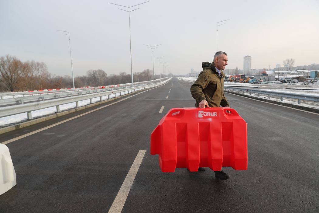 Ведет к будущему тоннелю под Днепром: в Киеве завершили строительство нового участка Большой кольцевой дороги. Фото