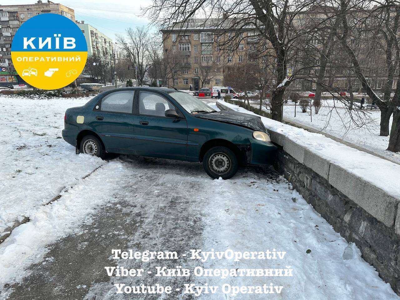 У Києві легковик ледь не збив пішохода та в’їхав у бетонну огорожу: водію стало погано за кермом. Фото