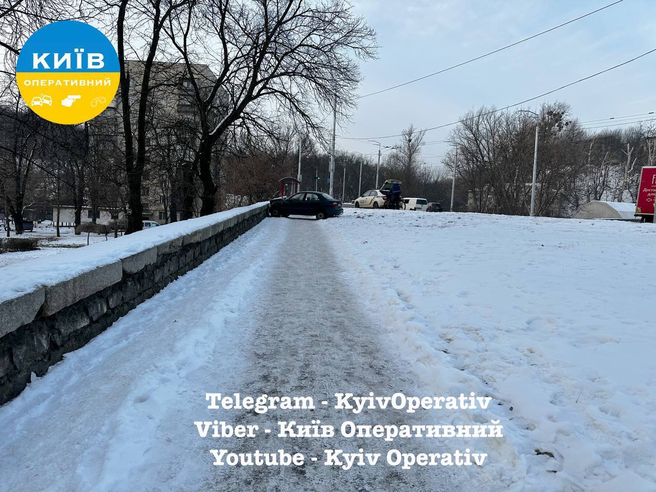 У Києві легковик ледь не збив пішохода та в’їхав у бетонну огорожу: водію стало погано за кермом. Фото