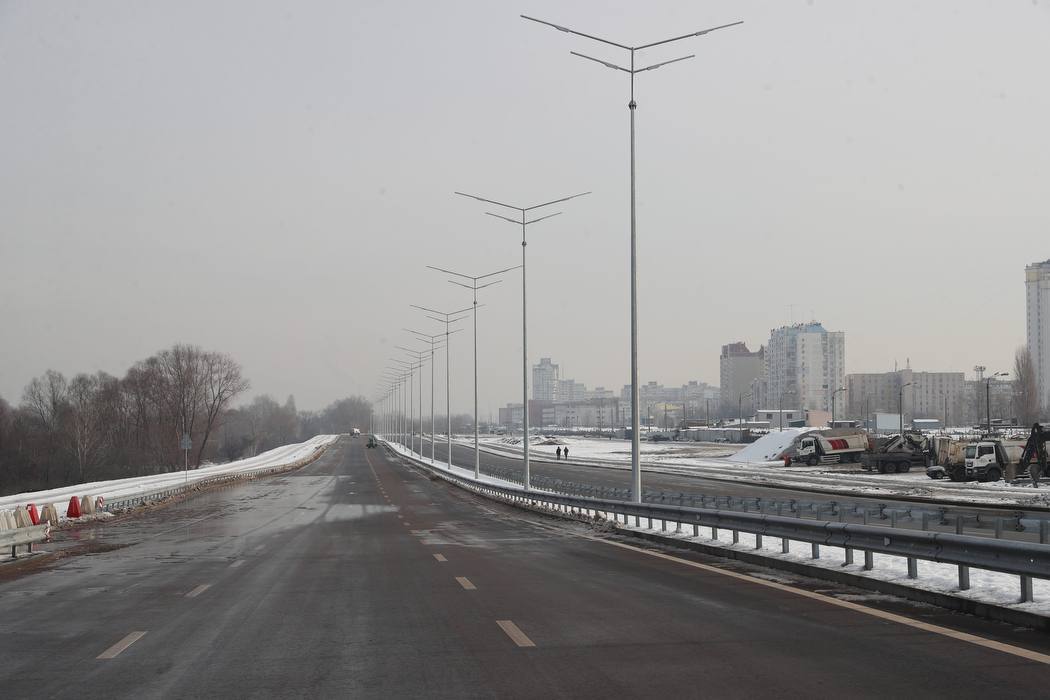 Ведет к будущему тоннелю под Днепром: в Киеве завершили строительство нового участка Большой кольцевой дороги. Фото