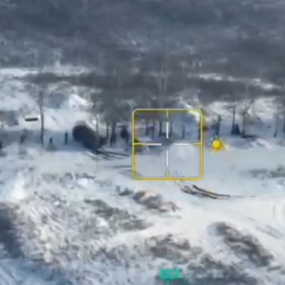 "Не  встигли розвантажитися, як прилетів "НЛО": у ЗСУ показали кадри точного удару по окупантах. Відео 