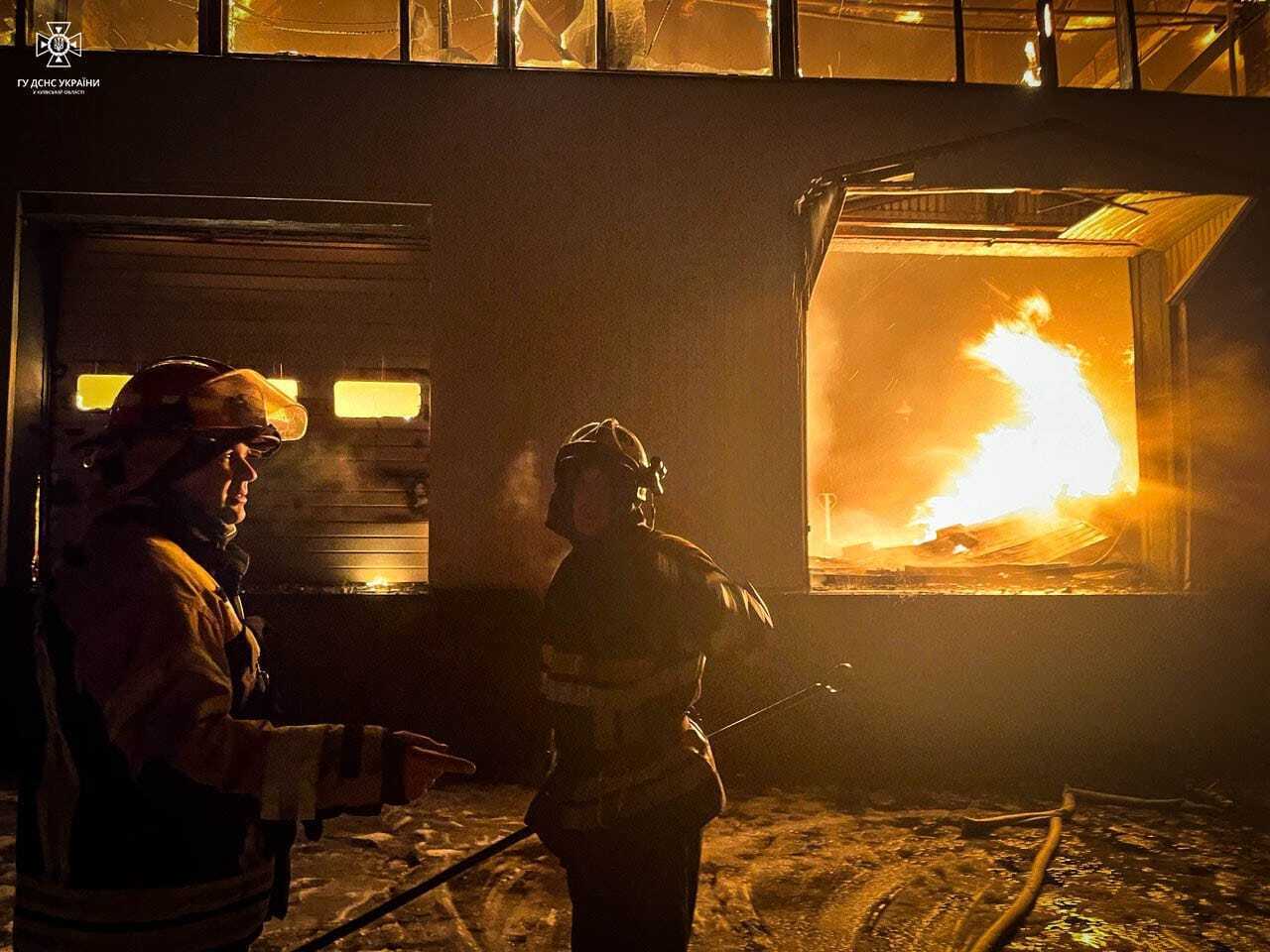 На Київщині рятувальники майже 11 годин гасили масштабну пожежу в мебельному цеху. Фото і відео