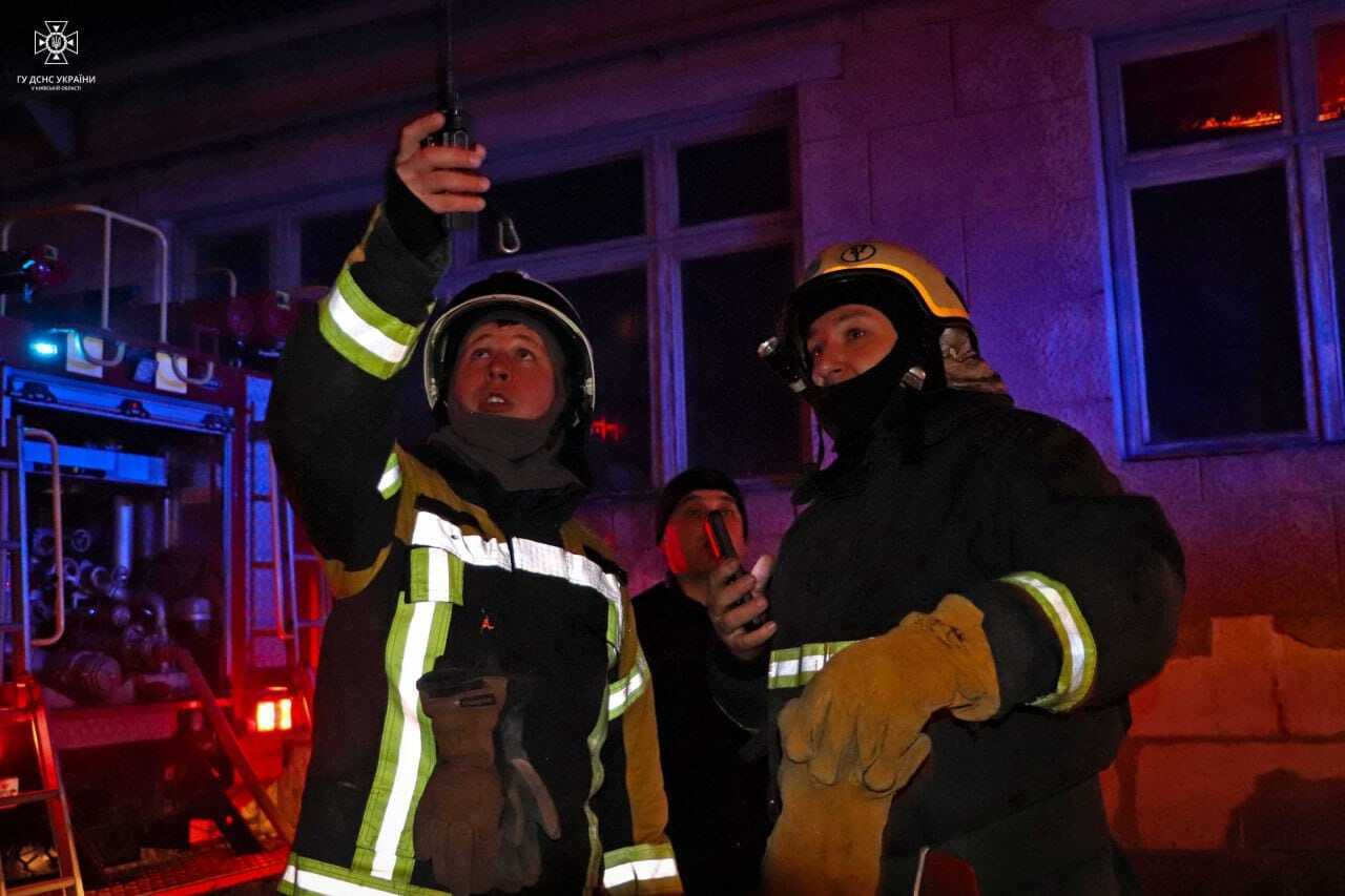 На Київщині рятувальники майже 11 годин гасили масштабну пожежу в мебельному цеху. Фото і відео