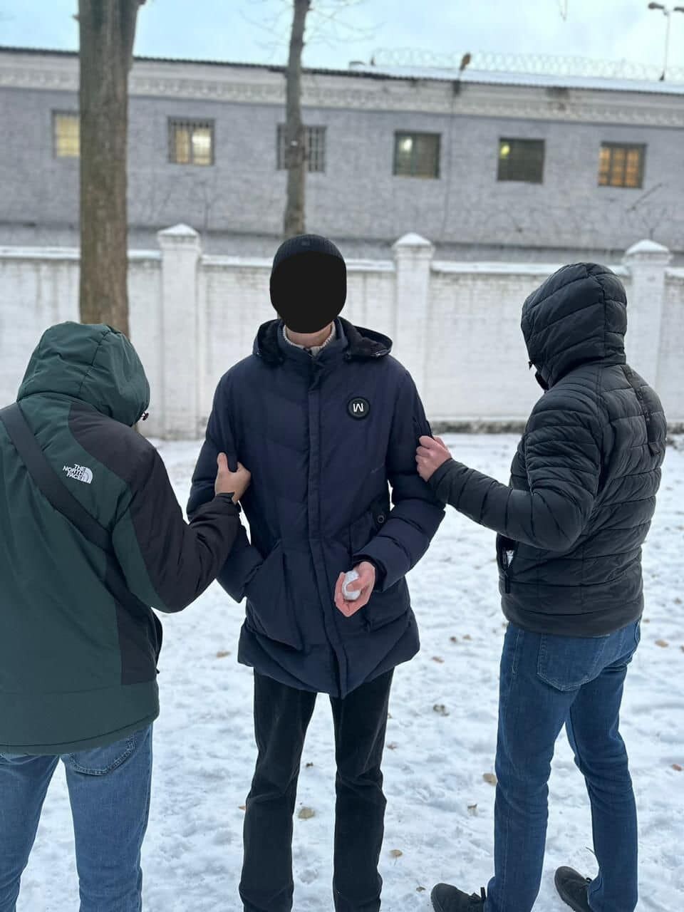 В Киеве мужчина пытался забросить на территорию Лукьяновского СИЗО пакет с таблетками. Фото