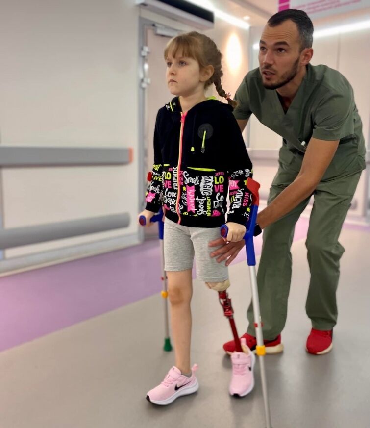 Зеленський у "Охматдиті" зустрівся з дівчинкою, яка  втратила ногу під час обстрілу і отримала протез. Відео