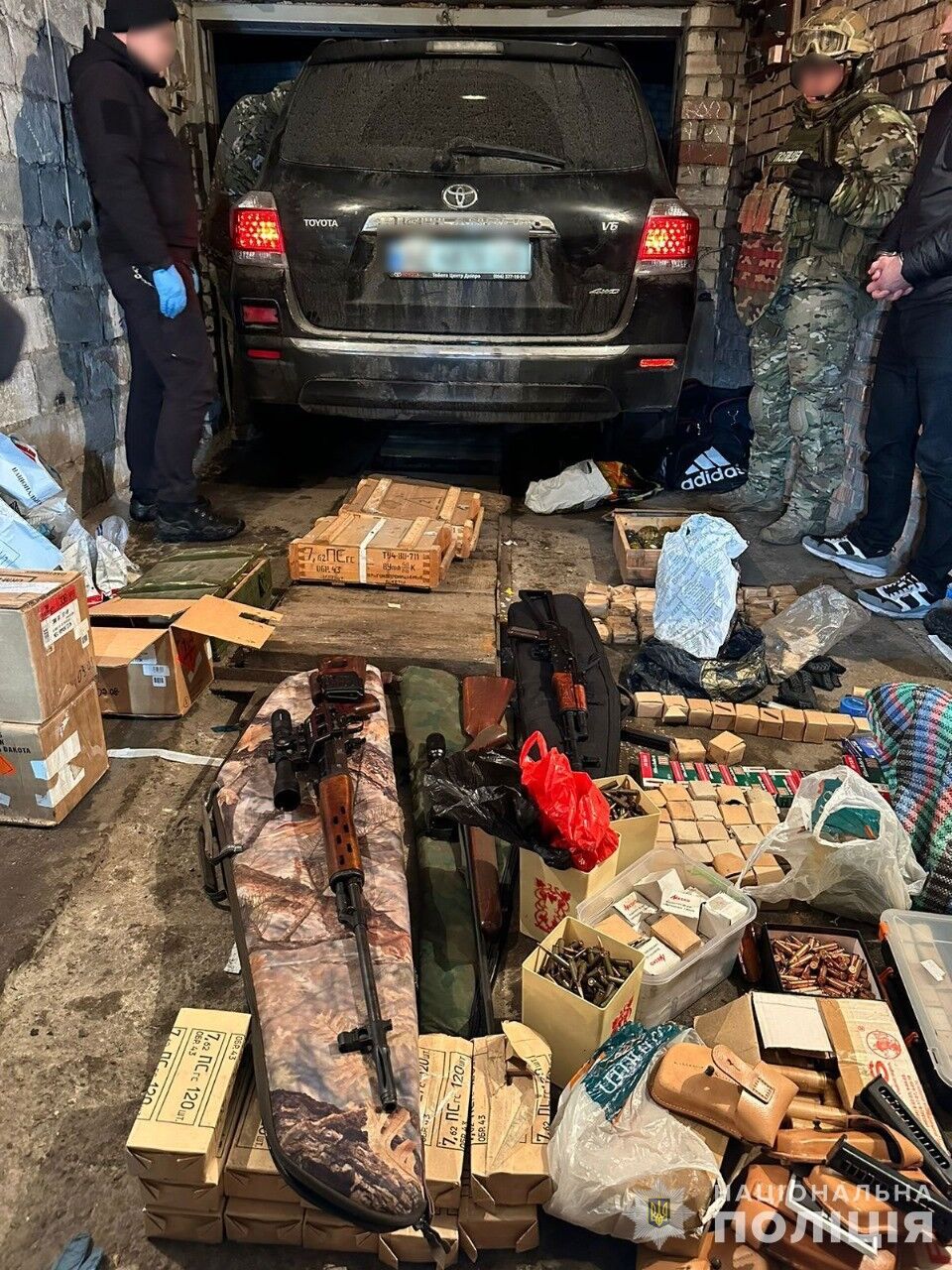 Спецоперація тривала дві доби: у Дніпрі затримали торговців зброєю і вибухівкою, у них знайшли майже 6 млн доларів. Фото