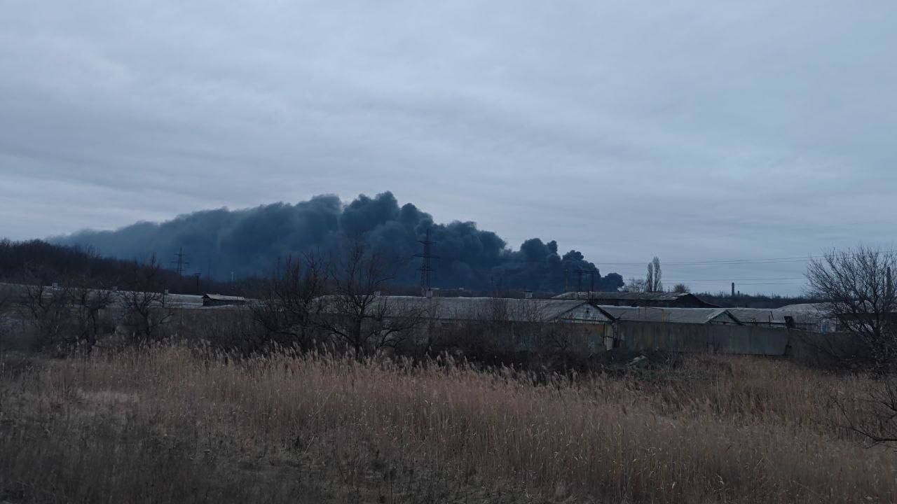 В окупованому Донецьку влаштували "салют" на честь дня ЗСУ: місто накрило чорним димом. Фото і відео