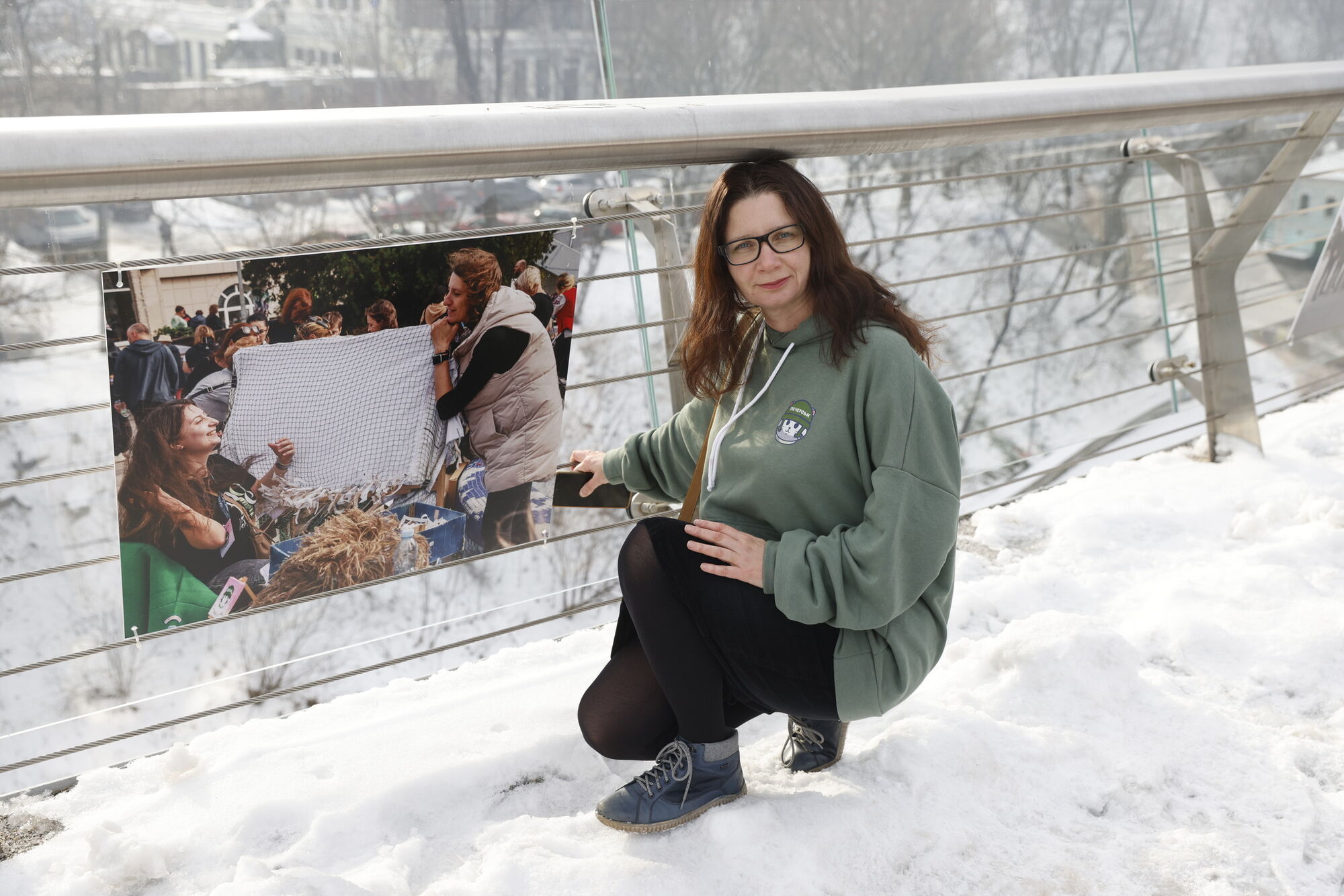 У Києві на "мосту Кличка" відкрили фотовиставку, присвячену волонтерам. Фото