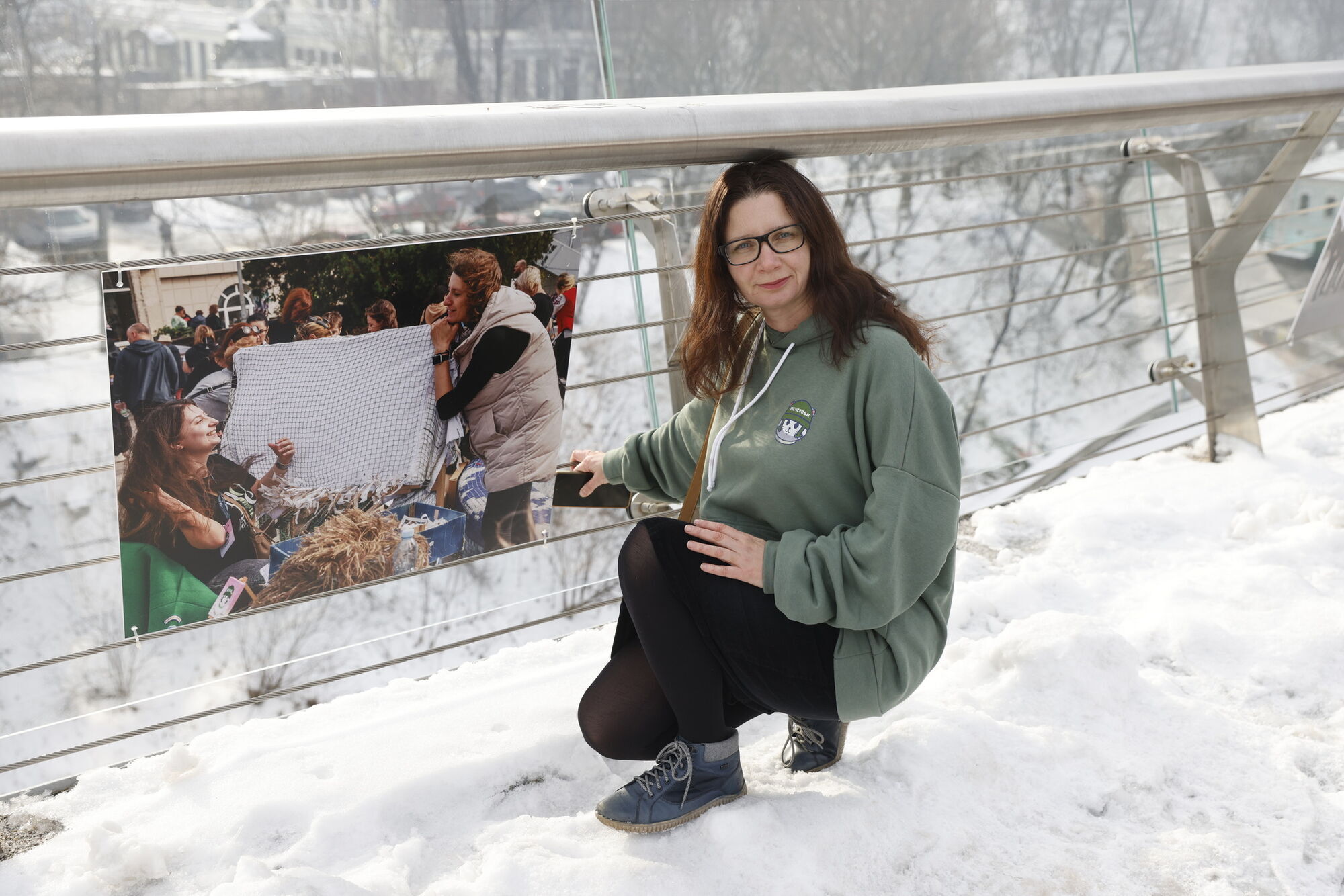 В Киеве на "мосту Кличко" открыли фотовыставку, посвященную волонтерам. Фото