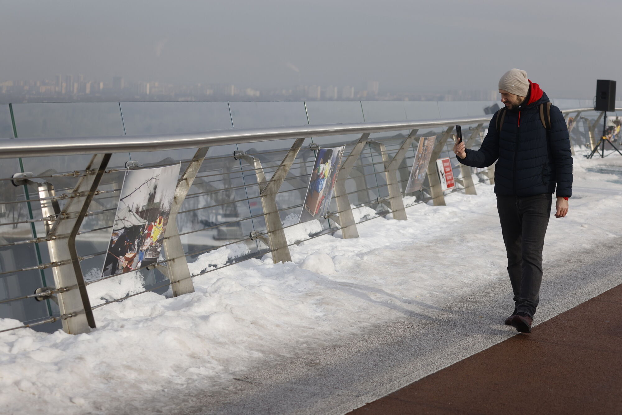 В Киеве на "мосту Кличко" открыли фотовыставку, посвященную волонтерам. Фото