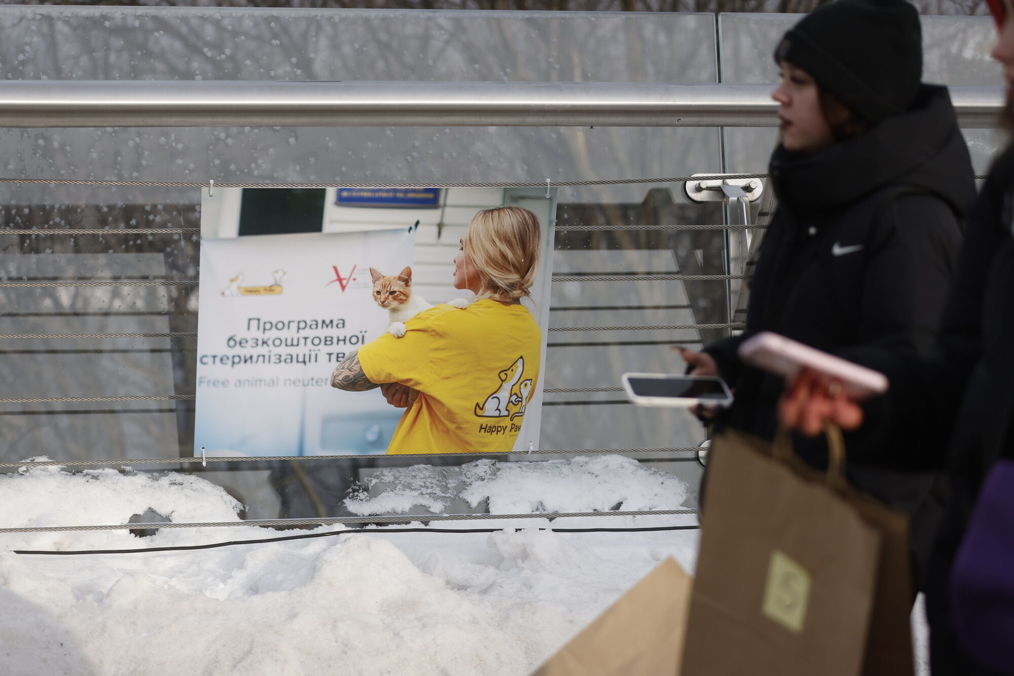 В Киеве на "мосту Кличко" открыли фотовыставку, посвященную волонтерам. Фото