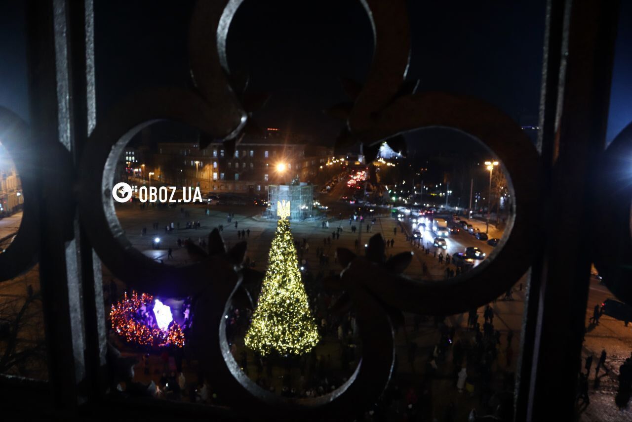 У Києві запалили головну ялинку країни: вражаючі фото