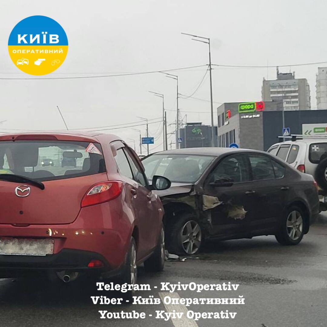 В Киеве произошло тройное ДТП: у одного из авто отлетело колесо, есть пострадавшие. Фото и видео