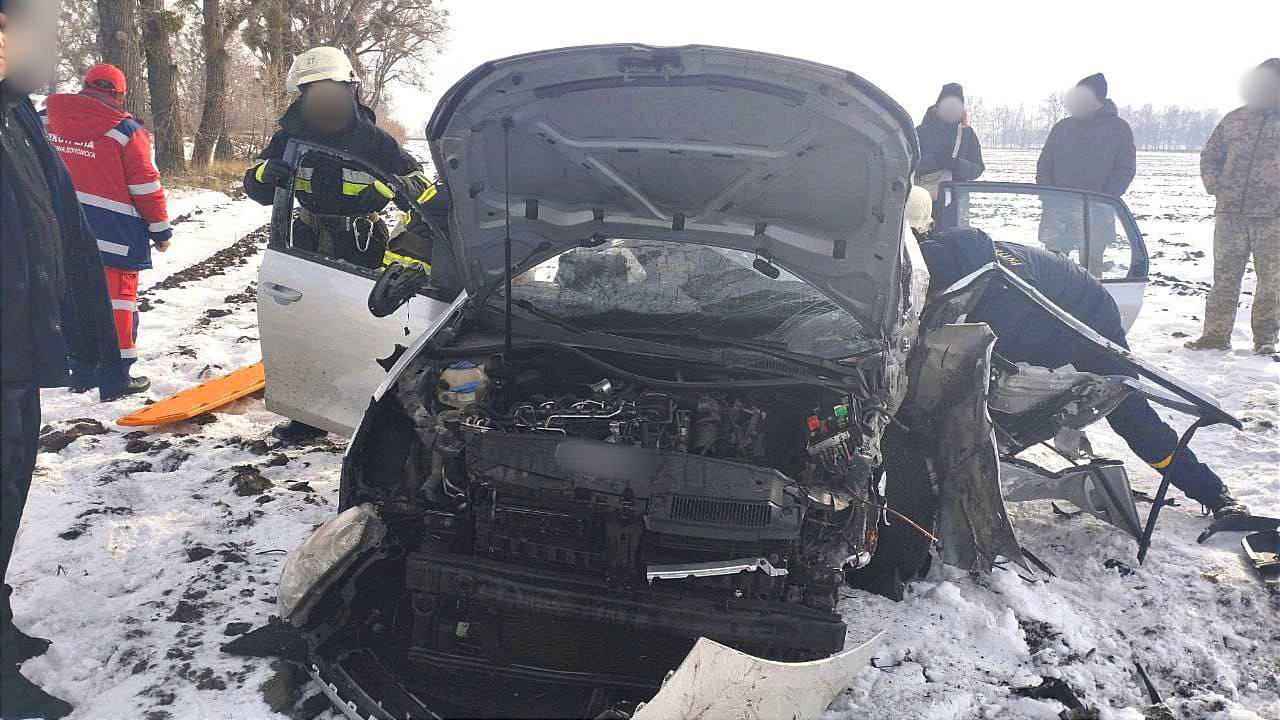 На Київщині легковик протаранив позашляховик, а потім врізався у дерево: є постраждалі. Фото