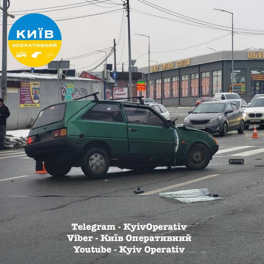 У Києві сталась потрійна ДТП: в одного з авто відлетіло колесо, є потерпілі. Фото і відео