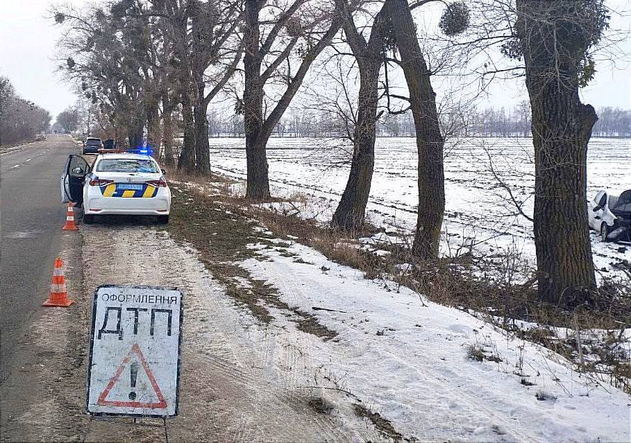 На Київщині легковик протаранив позашляховик, а потім врізався у дерево: є постраждалі. Фото