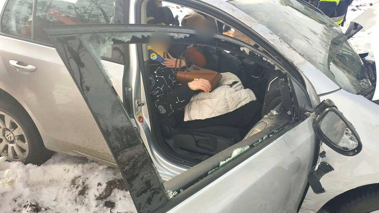 На Киевщине легковушка протаранила внедорожник, а затем врезалась в дерево: есть пострадавшие. Фото