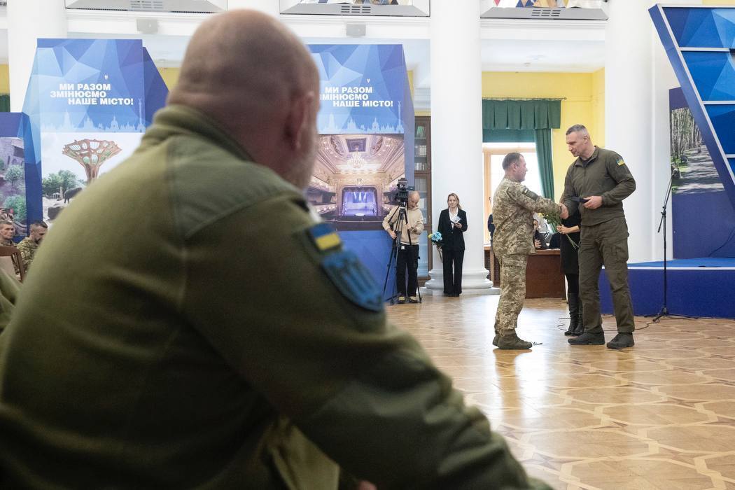 "Защищаете европейское будущее нашего государства": Кличко в День ВСУ поздравил и наградил военнослужащих. Фото