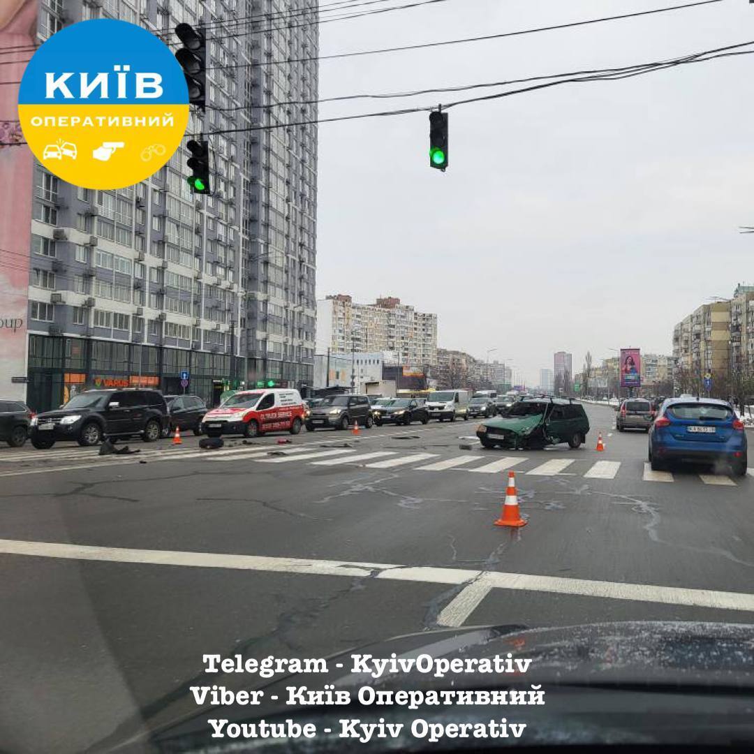 У Києві сталась потрійна ДТП: в одного з авто відлетіло колесо, є потерпілі. Фото і відео