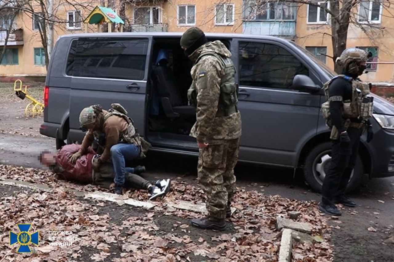 Використовував оптичні приціли: СБУ затримала інформатора РФ, який розвідував позиції ЗСУ у Краматорську. Фото 