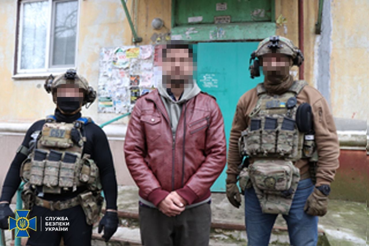 Використовував оптичні приціли: СБУ затримала інформатора РФ, який розвідував позиції ЗСУ у Краматорську. Фото 