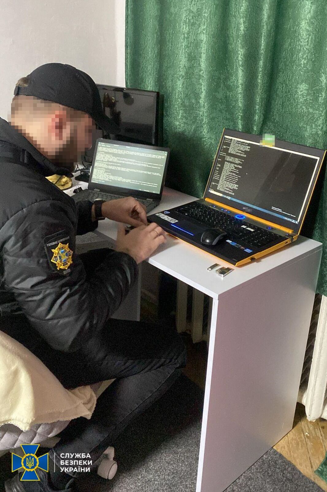 У Києві викрили хакера, який за винагороду встановлював шпигунські програми на гаджети українців. Фото