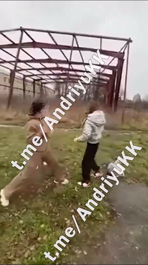 Била дівчинку ногами по голові: на Київщині конфлікт між учнями школи закінчився бійкою. Фото і відео qkxiqdxiqdeihrant