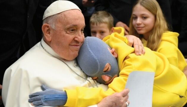 9-летний мальчик, потерявший маму и получивший ожоги из-за российского удара по Виннице, встретился с Папой Римским. Фото
