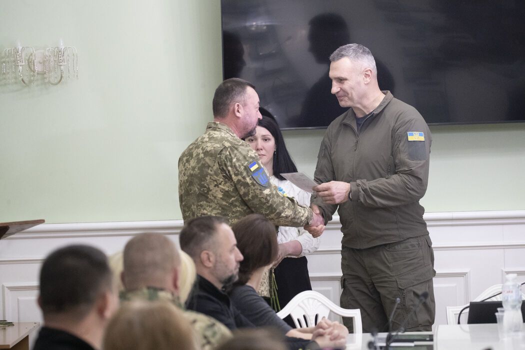 "Ви ризикуєте своїм життям, щоб Україна була вільною": Кличко вручив ордери на квартири киянам-захисникам