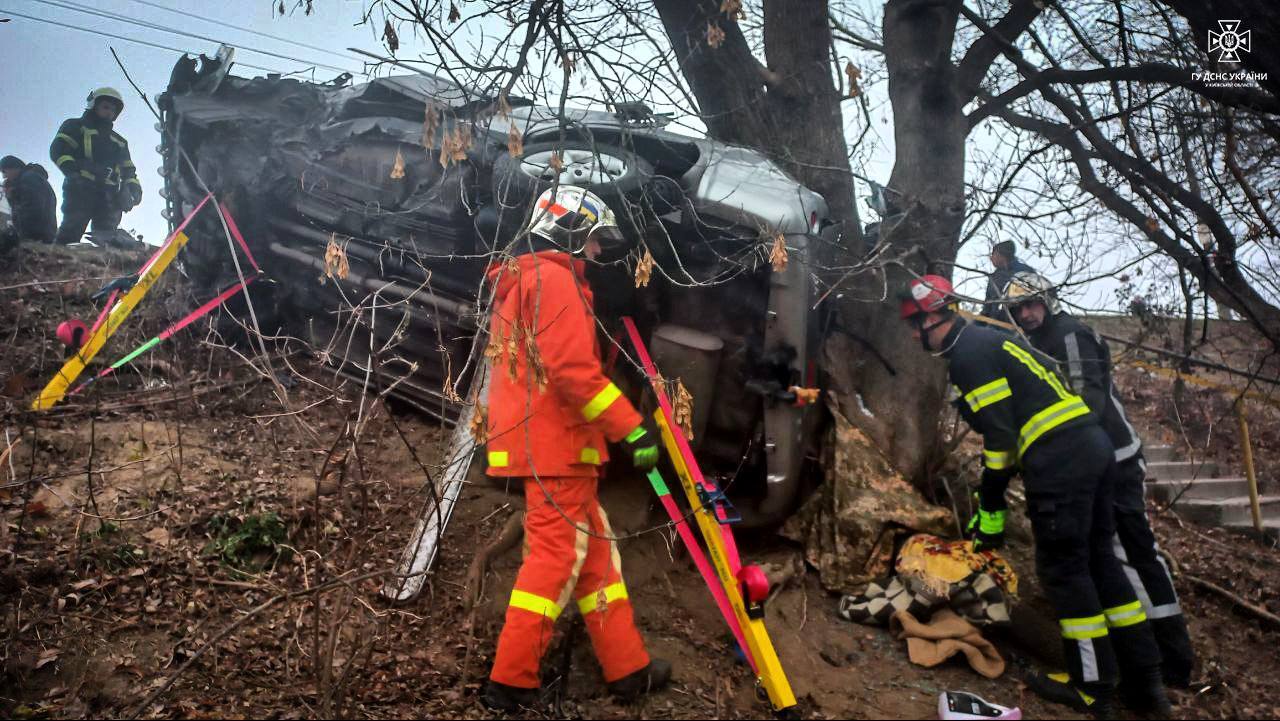 На Киевщине легковушка съехала в кювет и перевернулась: водителя из авто деблокировали спасатели. Фото