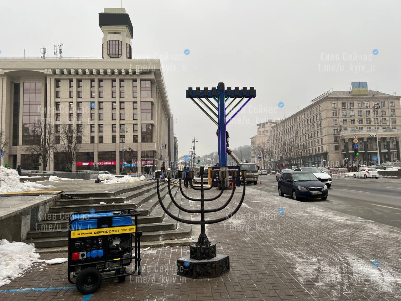 В Киеве на Майдане Незалежности начали устанавливать большую ханукию. Фото и видео