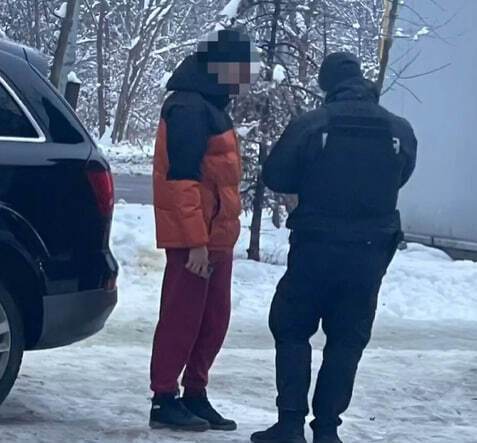Во Львове полиция оштрафовала блогера, который "замаскировался" под бабушку и катался на лыжах: данные о нем передали в военкомат