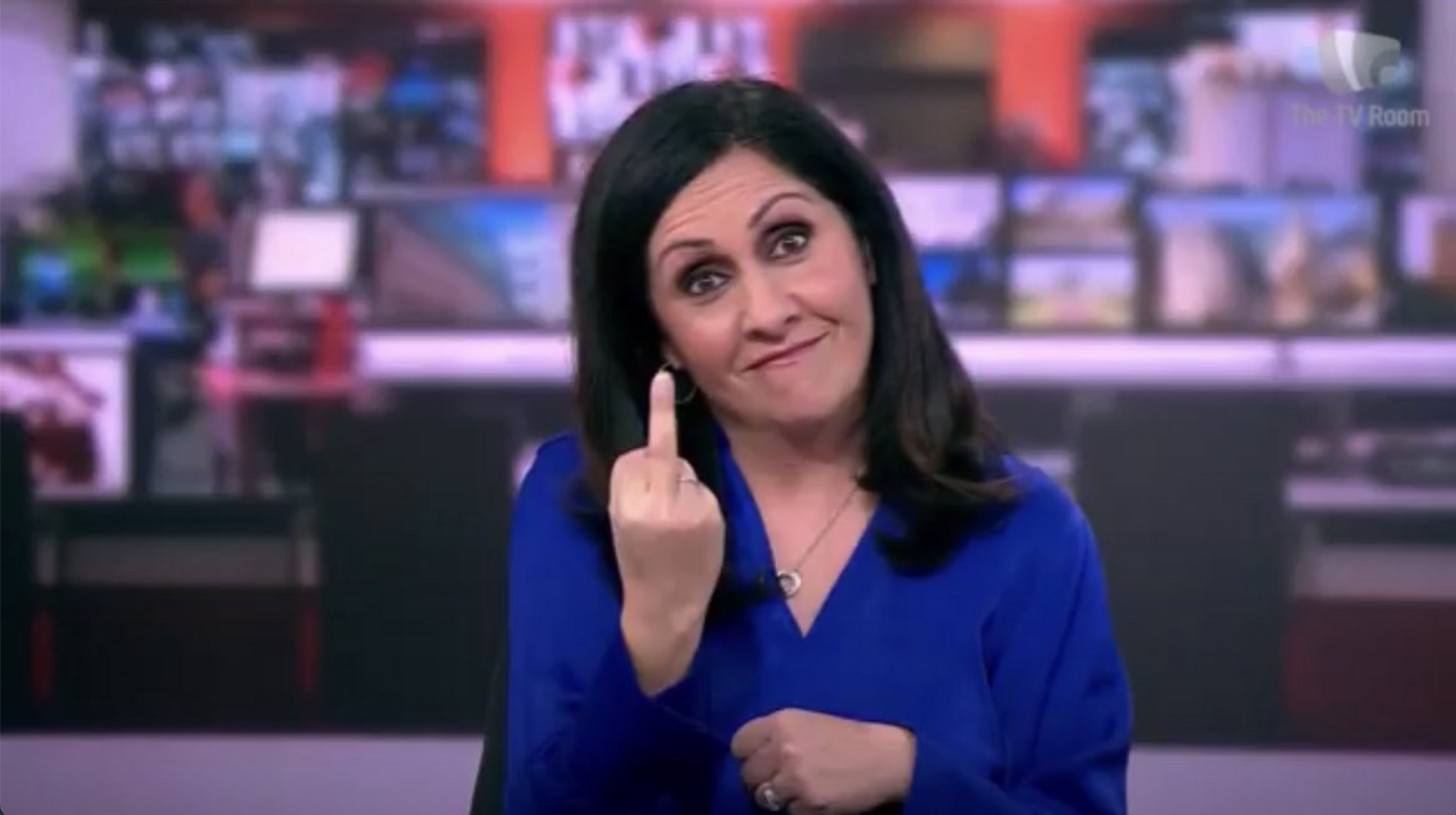 Телеведущая BBC показала средний палец в прямом эфире. Видео