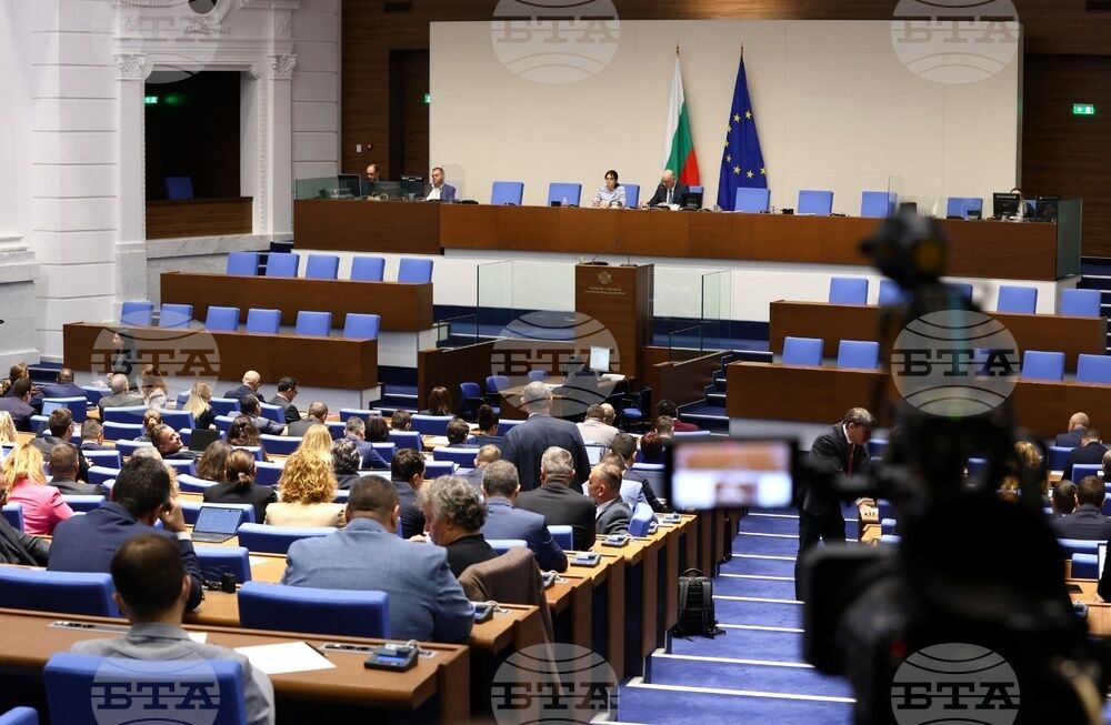 БТР будут! Парламент Болгарии с дракой преодолел вето президента на предоставление техники Украине
