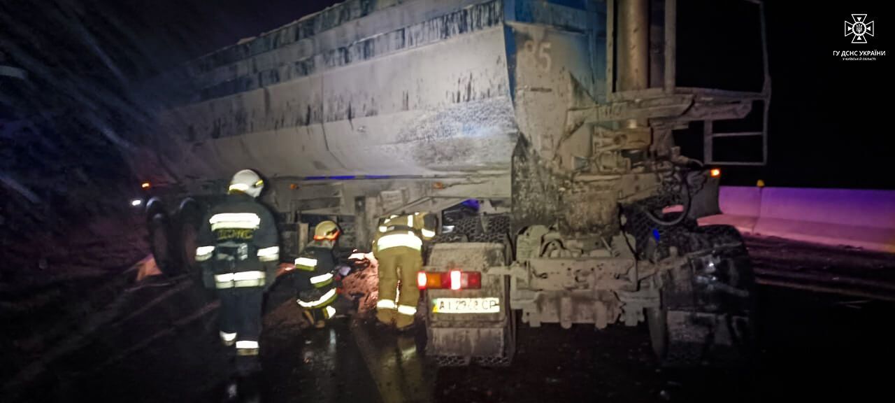 На Київщині сталась ДТП за участі вантажівки та трьох легковиків: є загиблий. Фото