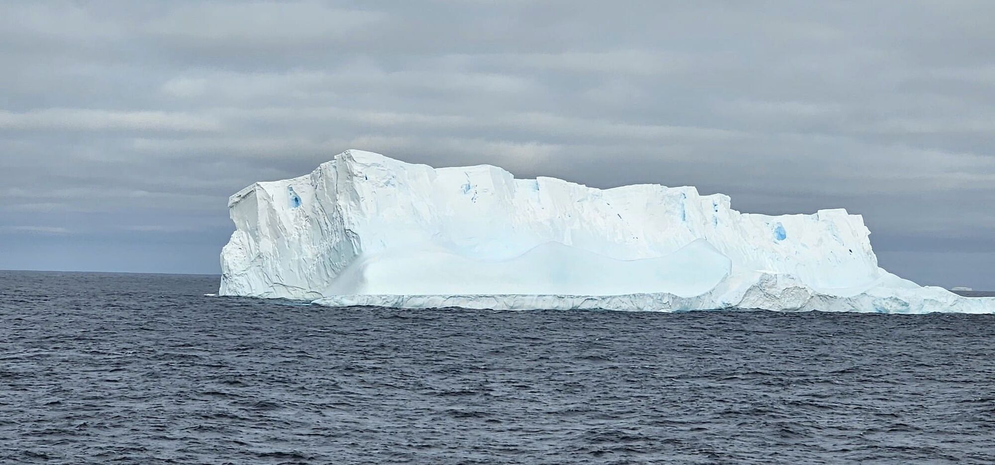 "Команду кое-что удивило": украинские полярники обнаружили вероятные обломки самого большого в мире айсберга. Фото