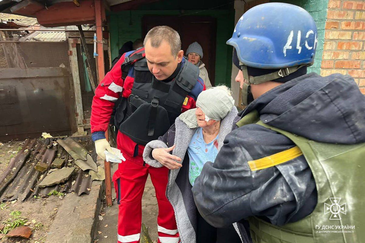 У Нікополі врятували жінку з-під завалів будинку, в який влучив російський снаряд. Фото