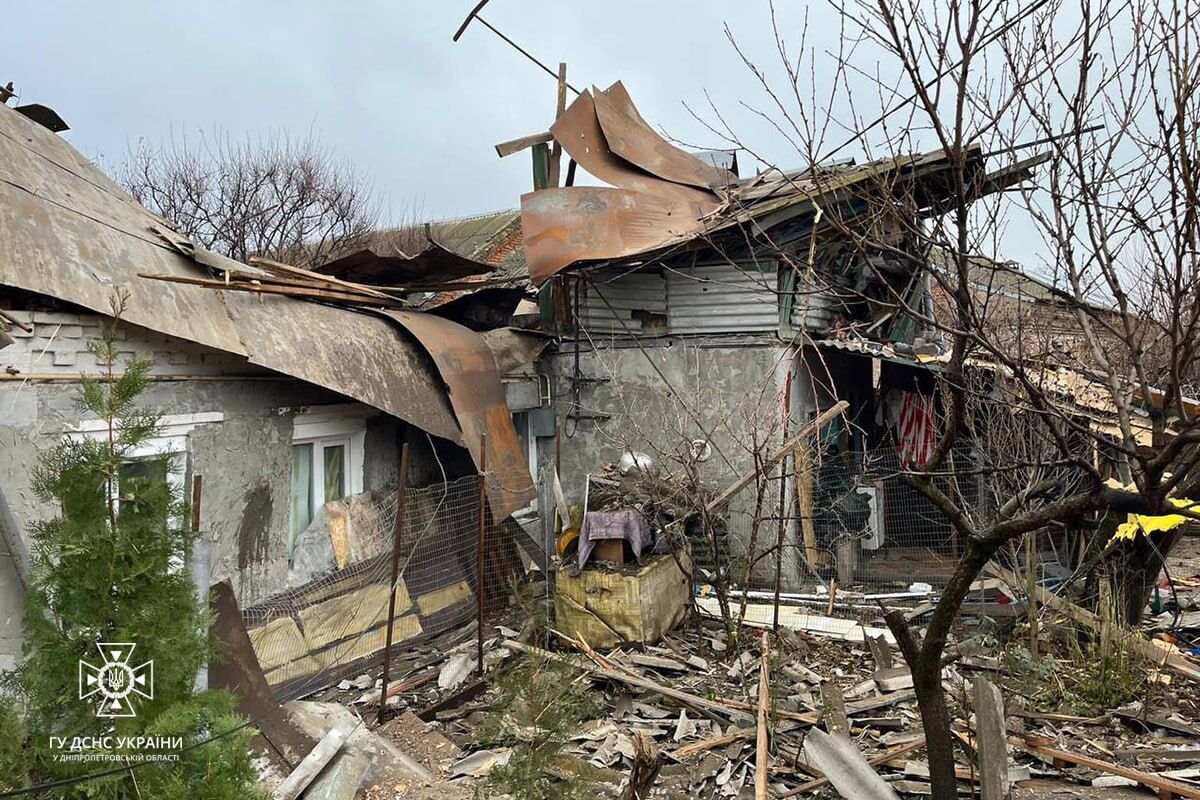 У Нікополі врятували жінку з-під завалів будинку, в який влучив російський снаряд. Фото