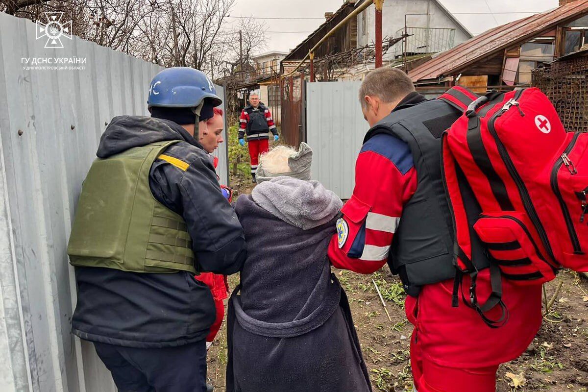 В Никополе спасли женщину из-под завалов дома, в который попал российский снаряд. Фото