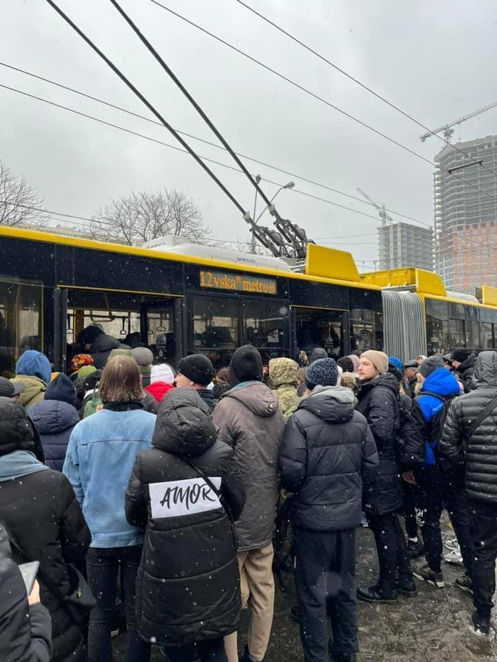 Відбулася розгерметизація: у Києві терміново закрили рух поїздів метро на частині синьої гілки. Відео